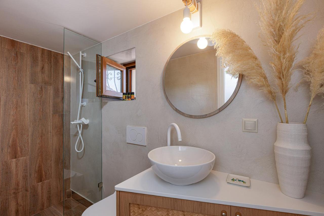 Villa Seashell -Wonderful Newly Renovated Villa On The Beach Galatás Buitenkant foto